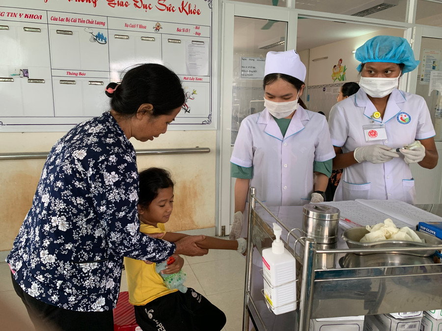 Nhân viên y tế tiêm thuốc cho bệnh nhi tại Khoa Nội Nội tổng hợp-Y học cổ truyền (Bệnh viện Nhi tỉnh Gia Lai). Ảnh: Như Nguyện Nhân viên y tế tiêm thuốc cho bệnh nhi tại Khoa Nội Nội tổng hợp-Y học cổ truyền (Bệnh viện Nhi Gia Lai). Ảnh: Như Nguyện