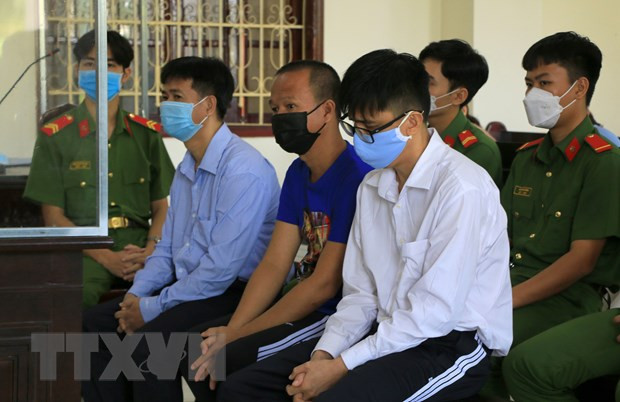 Các bị cáo Nguyễn Tấn Tài (phải), Trần Văn Quang (giữa) và Nguyễn Trung Thành tại phiên xét xử. (Ảnh: Nhựt An/TTXVN)