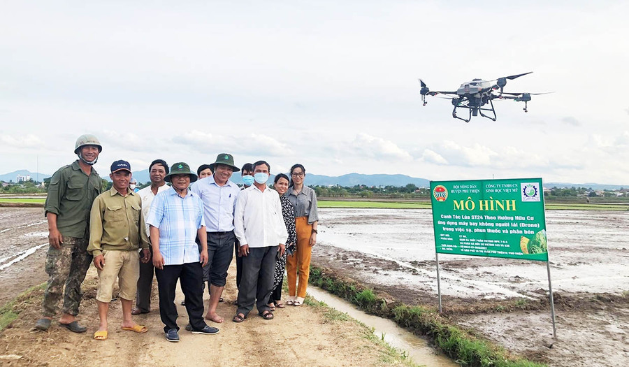 Hội Nông dân huyện Phú Thiện phối hợp tổ chức trình diễn gieo sạ và phun thuốc bằng máy bay không người lái tại mô hình canh tác lúa ST24 theo hướng hữu cơ. Ảnh: Vũ Chi Hội Nông dân huyện Phú Thiện phối hợp tổ chức trình diễn gieo sạ và phun thuốc bằng máy bay không người lái tại mô hình canh tác lúa ST24 theo hướng hữu cơ. Ảnh: Vũ Chi