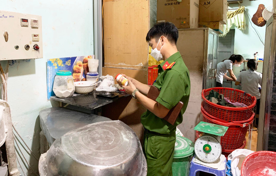 Thành viên đoàn kiểm tra liên ngành về ATTP tỉnh kiểm tra tại một cơ sở trên địa bàn TP. Pleiku. Ảnh: Như Nguyện