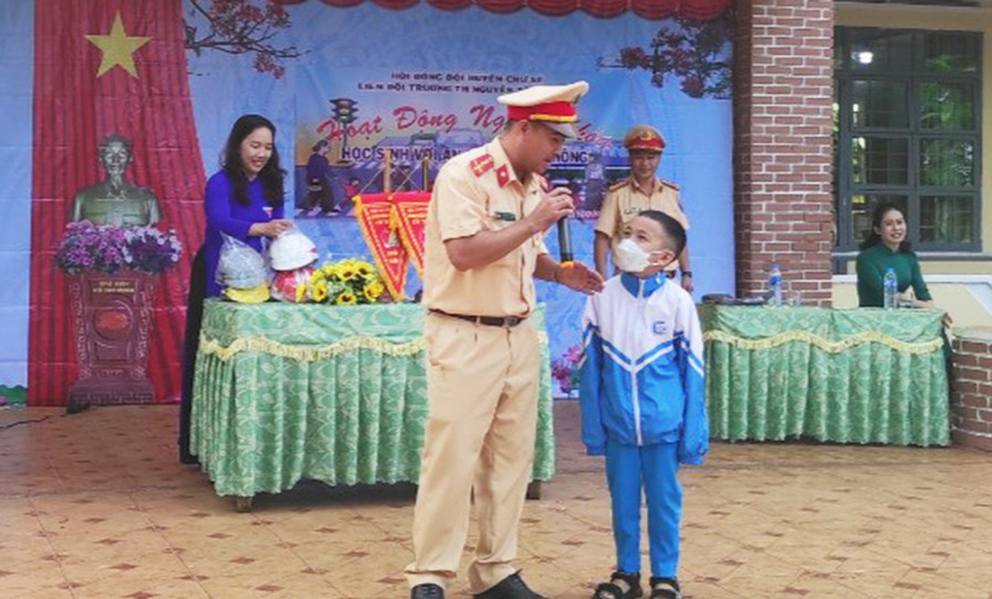 Lực lượng CSGT Công an huyện Chư Sê tuyên truyền Luật Giao thông đường bộ cho học sinh Trường Tiểu học Nguyễn Tất Thành. Ảnh: Lê Anh Lực lượng CSGT Công an huyện Chư Sê tổ chức tuyên truyền Luật Giao thông đường bộ cho học sinh Trường Tiểu học Nguyễn Tất Thành. Ảnh: Lê Anh