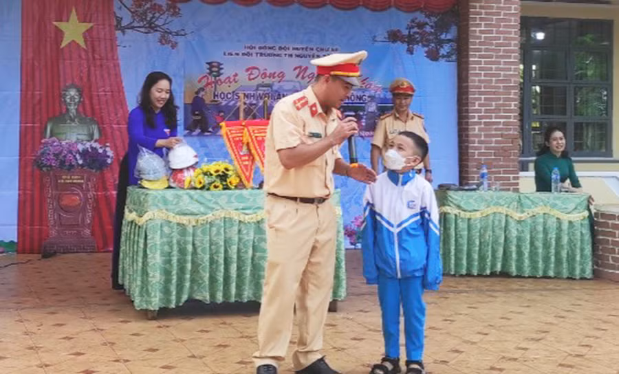  Lực lượng CSGT Công an huyện Chư Sê tổ chức tuyên truyền Luật Giao thông đường bộ cho học sinh Trường Tiểu học Nguyễn Tất Thành. Ảnh: Lê Anh