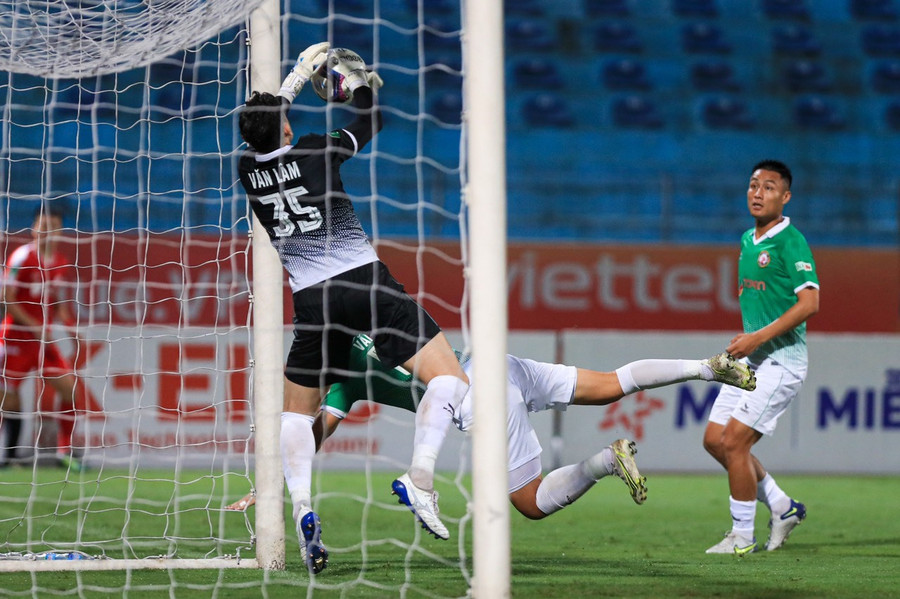 Liên tiếp xà ngang và cột dọc đều từ chối bàn thắng bên phía của cả Viettel và Bình Định. Ảnh: Minh Dân