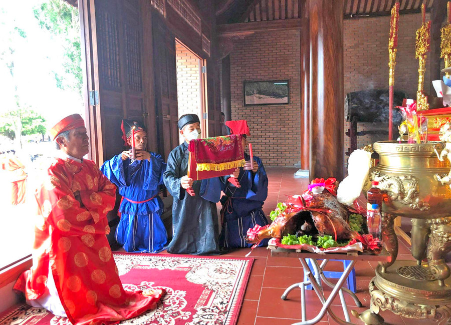 Các thành viên Ban nghi lễ đình An Khê luôn thực hiện cúng tế thần linh theo nghi thức truyền thống. Ảnh: Ngọc Minh