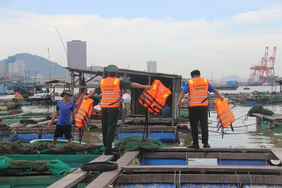  Phát áo phao cho ngư dân nuôi trồng thủy hải sản