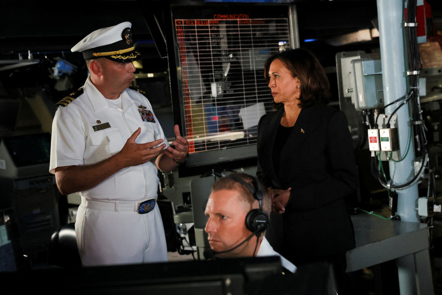  Bà Harris nghe một sĩ quan trên tàu USS Howard báo cáo. Ảnh: Reuters