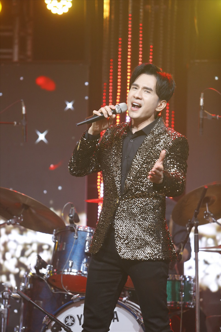 Đan Trường cũng gửi tặng khán giả nhiều ca khúc gắn liền với tên tuổi của mình. Ảnh: VTV