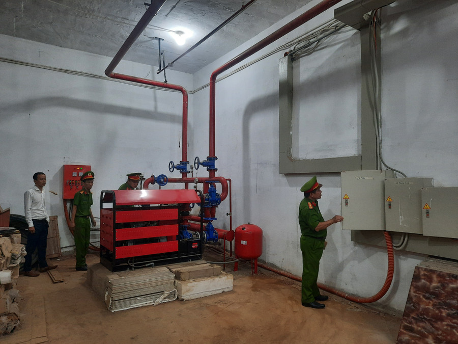 Lực lượng Cảnh sát PCCC-CNCH Công an tỉnh kiểm tra hệ thống máy bơm PCCC tại cơ sở kinh doanh karaoke Paradise. Ảnh: Lê Anh