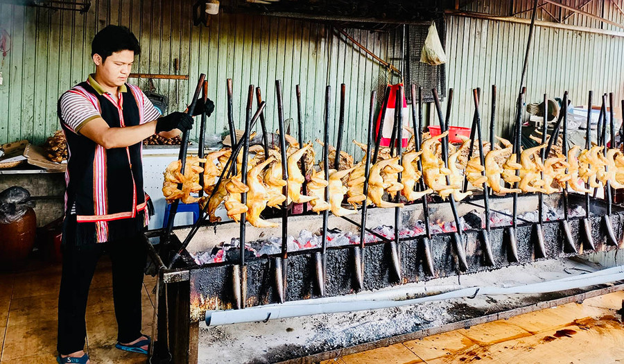  Kỹ thuật nướng “sa lửa” giúp da gà giòn mà thịt bên trong không bị khô. Ảnh: Vũ Thảo