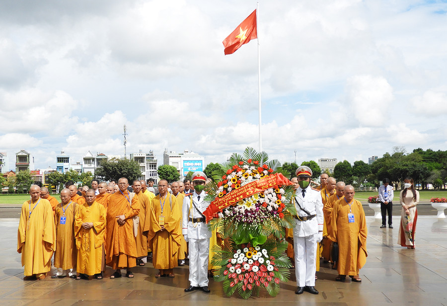 Ban Trị sự Giáo hội Phật giáo Việt Nam tỉnh và đại biểu chức sắc, tăng ni, phật tử trong tỉnh đã đến dâng hoa Tượng đài Bác Hồ với các dân tộc Tây Nguyên. Ảnh: Thanh Nhật
