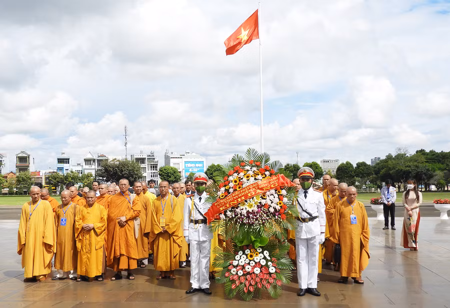 Ban Trị sự Giáo hội Phật giáo Việt Nam tỉnh và đại biểu chức sắc, tăng ni, phật tử trong tỉnh đã đến dâng hoa Tượng đài Bác Hồ với các dân tộc Tây Nguyên. Ảnh: Thanh Nhật