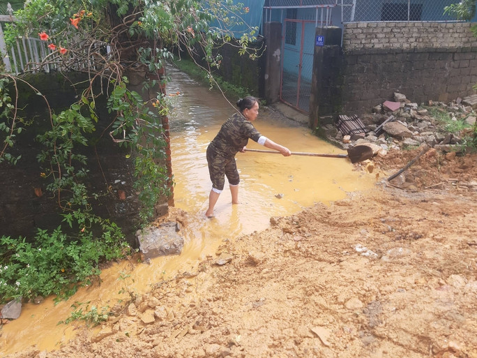 Mưa lớn khiến đất đá tràn vào nhà dân  Mưa lớn khiến đất đá tràn vào nhà dân