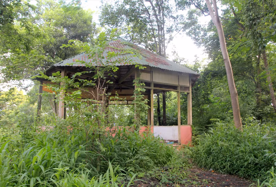 Nhiều hạng mục trong thắng cảnh thác Trinh Nữ đang bị bỏ hoang. Ảnh: P.Tuấn