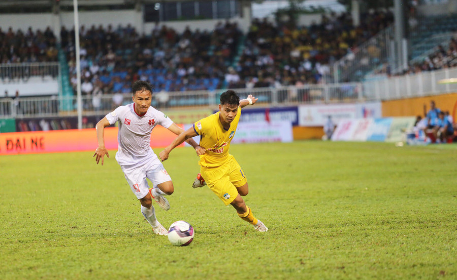 Hoàng Anh Gia Lai (áo vàng) đứng trước thử thách lớn khi làm khách trên Sân vận động Lạch Tray. Ảnh: Lê Văn Ngọc