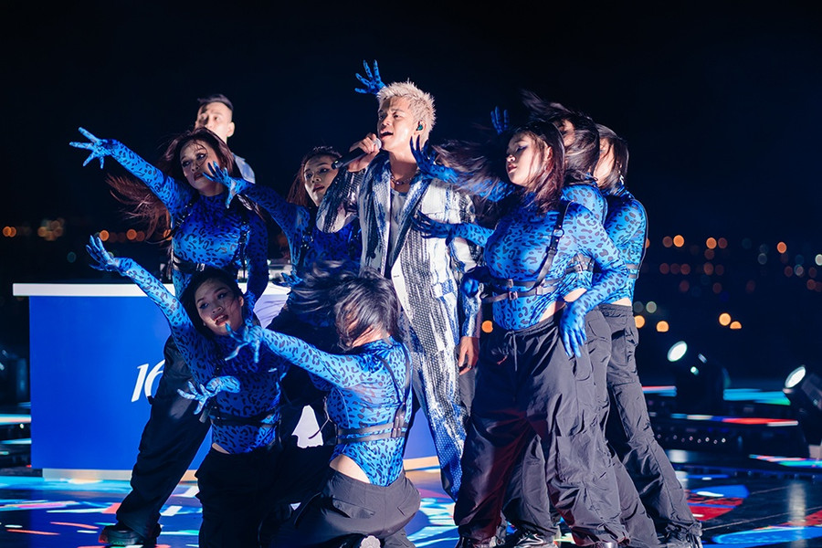Màn trình diễn của Trọng Hiếu cùng vũ đoàn mang đến không khí sôi động cho chương trình. Ảnh: BTC