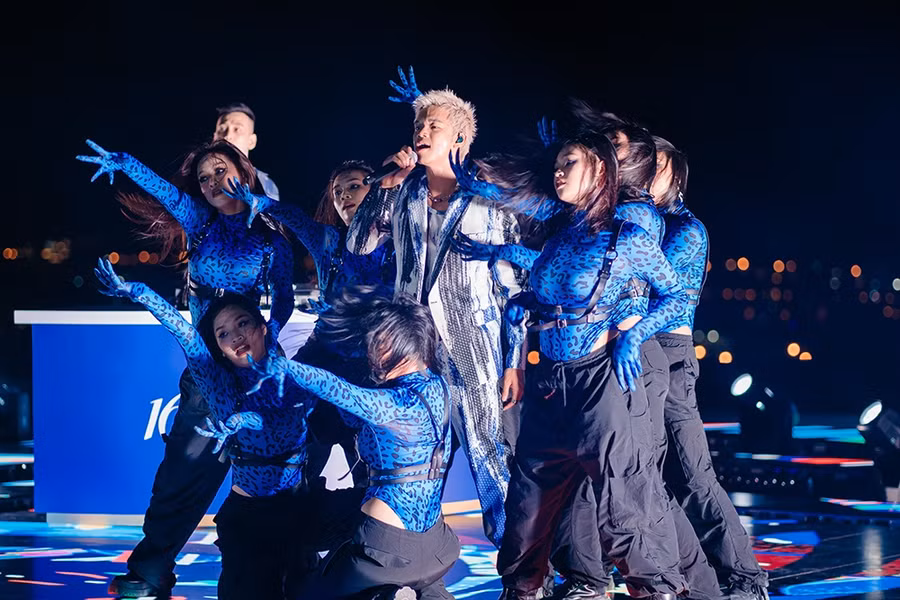 Màn trình diễn của Trọng Hiếu cùng vũ đoàn mang đến không khí sôi động cho chương trình. Ảnh: BTC