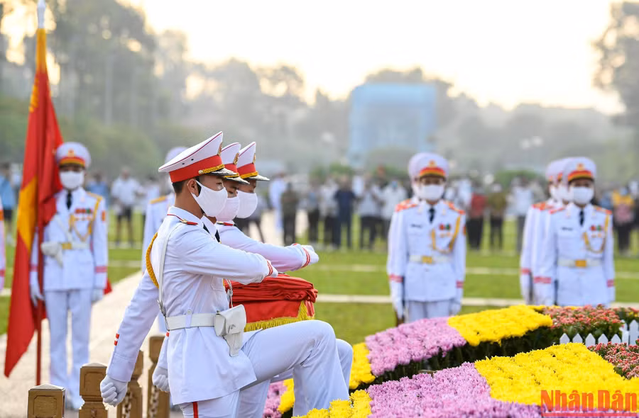 Ba chiến sĩ hồng kỳ nghiêm trang bước lên bục chuẩn bị thực hiện các nghi thức chính.