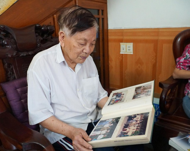 Đại tá Võ Văn Minh luôn nâng niu, trân quý những kỉ vật của người đồng đội cũ. Ảnh: Giang Thanh