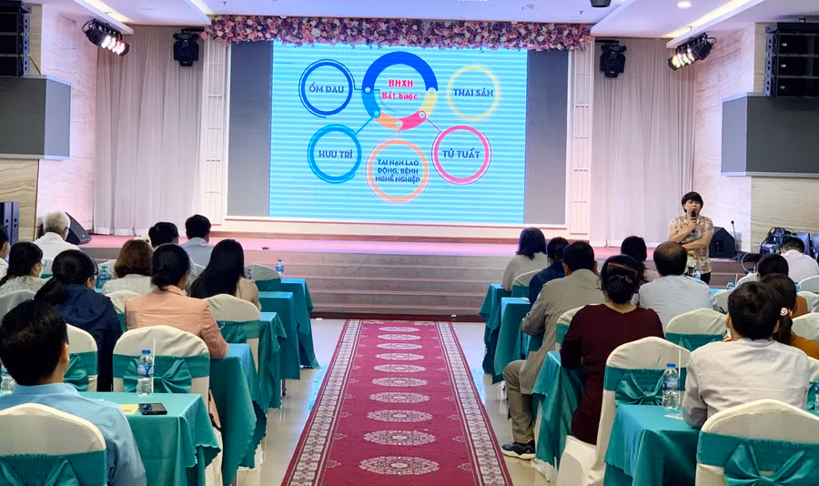 Quang cảnh Hội nghị hỗ trợ, tư vấn, đối thoại chính sách BHXH, BHYT, BHTN sáng 21-9 tại TP. Pleiku. Ảnh: Như Nguyện