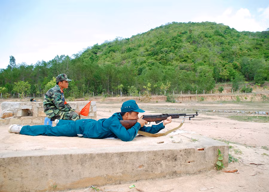  Chiến sĩ tự vệ của Công ty TNHH một thành viên Cao su Chư Păh tập bắn súng trên thao trường. Ảnh: Vĩnh Hoàng
