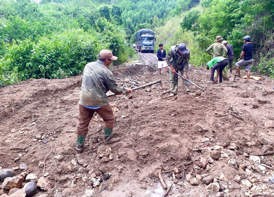 Khắc phục vị trí sạt lở đường vành đai xã Krong-Đak Smar-Lơ Ku, huyện Kbang. Ảnh: C.T.V Khắc phục vị trí sạt lở đường vành đai xã Krong-Đak Smar-Lơ Ku, huyện Kbang. Ảnh: C.T.V