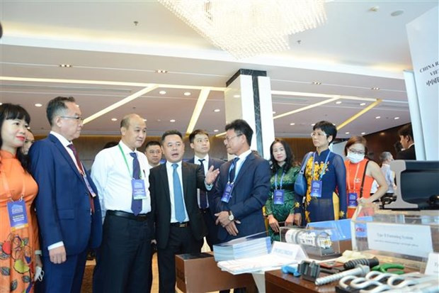 Các đại biểu tham quan triển lãm giới thiệu sản phẩm thiết bị đường sắt tại Hội nghị Tổng Giám đốc Đường sắt ASEAN lần thứ 42 - khai mạc sáng 23/8/2022 tại Đà Nẵng. (Ảnh: Văn Dũng/TTXVN)