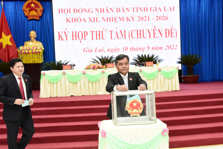 Chủ tịch HĐND tỉnh Hồ Văn Niên bỏ phiếu bầu Ủy viên Ủy ban nhân dân tỉnh khóa XII. Ảnh: Đức Thụy  Chủ tịch HĐND tỉnh Hồ Văn Niên bỏ phiếu bầu Ủy viên Ủy ban nhân dân tỉnh khóa XII. Ảnh: Đức Thụy