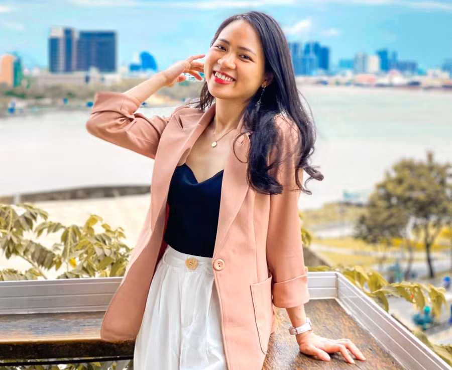 Nữ giảng viên xinh đẹp, tài năng. Ảnh: NVCC