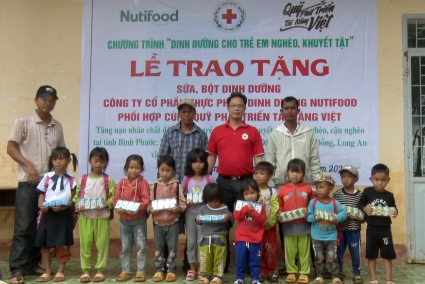 Hội Chữ thập đỏ huyện Mang Yang tặng sữa cho các em học sinh tại làng Đăk Ó. Ảnh: Kim Hoàn Hội Chữ thập đỏ huyện Mang Yang trao tặng sữa cho các em học sinh tại làng Đăk Ó. Ảnh: Kim Hoàn