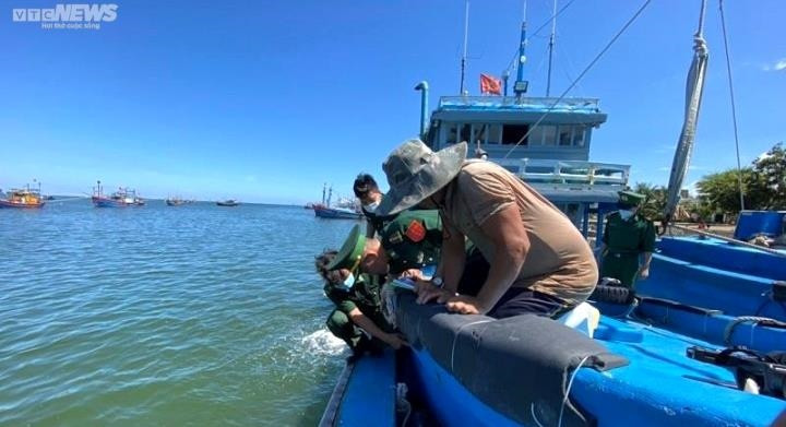 Các ngư dân hành nghề trên tàu cá QNg 90962 TS đã về đến đất liền.