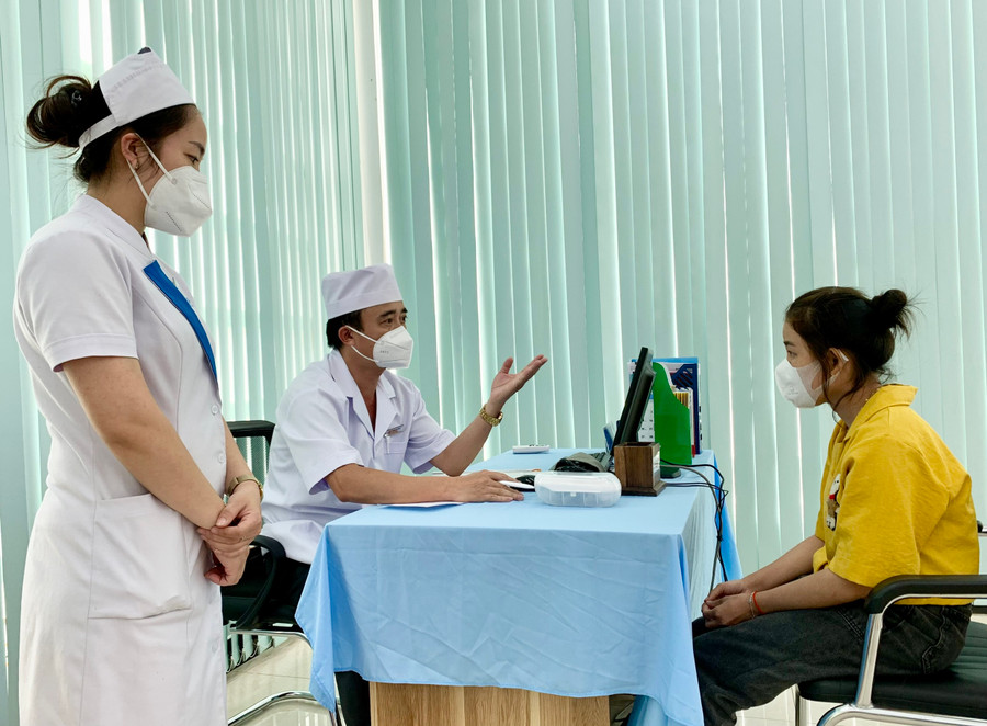 Đội ngũ y, bác sĩ phòng khám giàu chuyên môn, nhiều kinh nghiệm sẵn sàng chăm sóc sức khỏe người dân một cách tốt nhất. Ảnh: Như Ý 