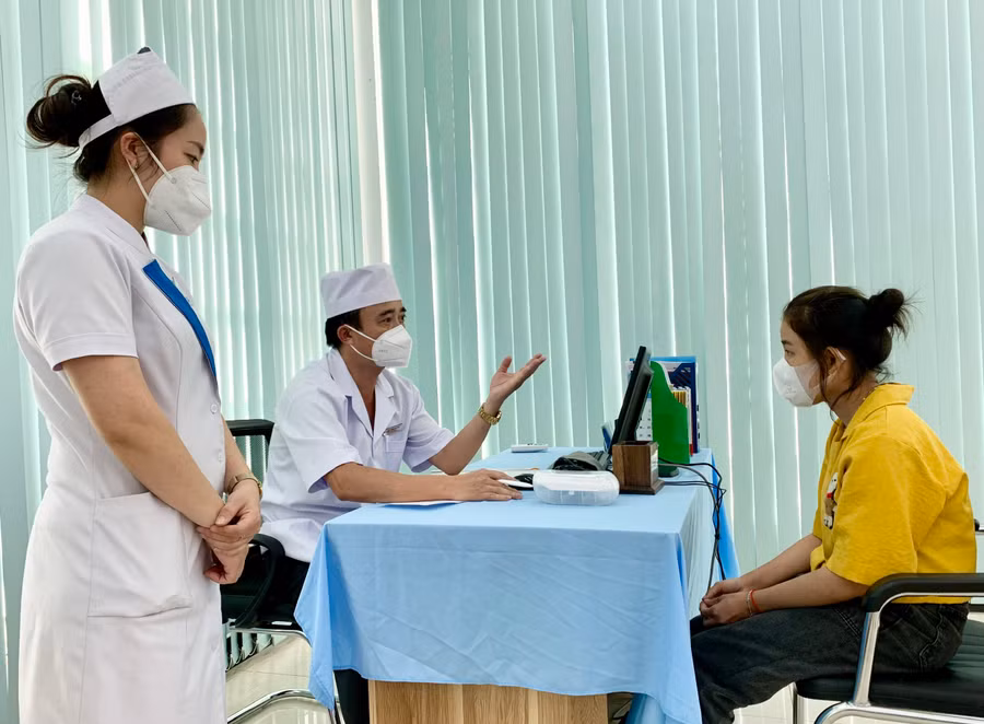 Đội ngũ y, bác sĩ phòng khám giàu chuyên môn, nhiều kinh nghiệm sẵn sàng chăm sóc sức khỏe người dân một cách tốt nhất. Ảnh: Như Ý 