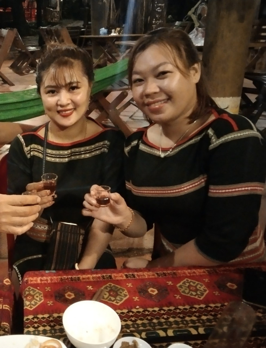 H’Len (trái) và H’ Linh, 2 cô sơn nữ làm việc trong khu du lịch sinh thái Bản Đôn-Thanh Hà. Ảnh: Quang Viên