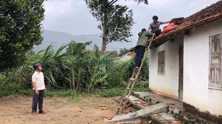 Người dân xã Tơ Tung (huyện Kbang) sửa sang nhà cửa sau khi bão số 4 đi qua. Ảnh: Ngọc Minh