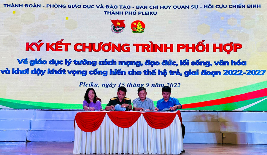 Các đơn vị ký kết chương trình phối hợp về giáo dục lý tưởng cách mạng, đạo đức, lối sống, văn hóa cho thể hệ trẻ, giai đoạn 2022-2027. Ảnh: Phan Lài