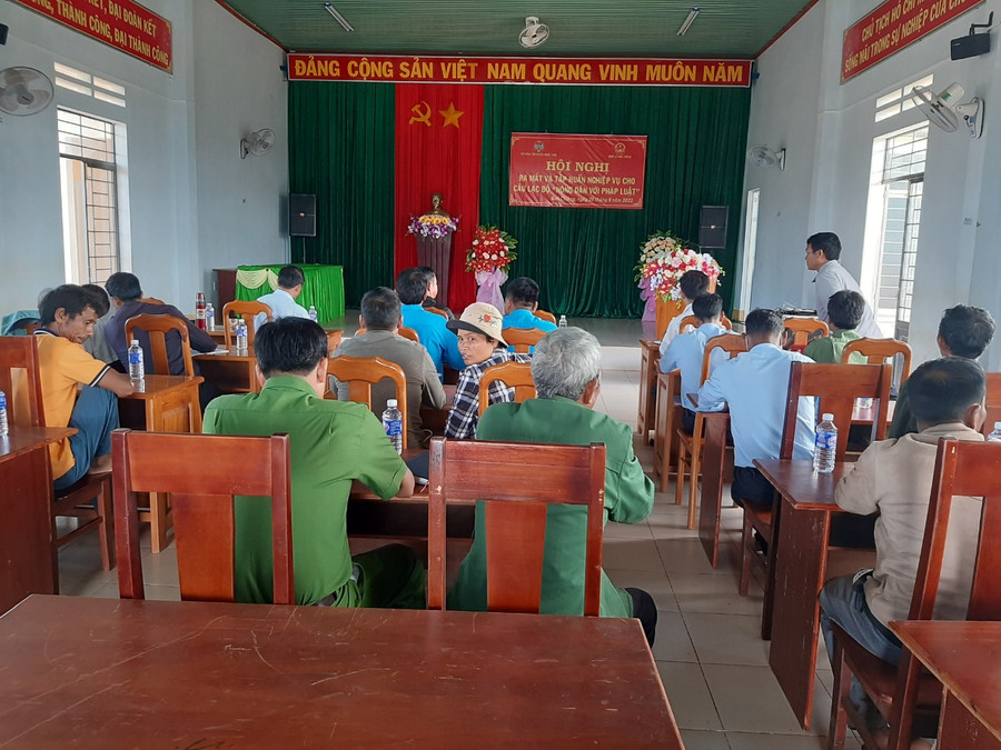 Quang cảnh buổi lễ ra mắt câu lạc bộ Nông dân với pháp luật xã Kon Chiêng. Ảnh: Hội Nông dân huyện Mang Yang cung cấp