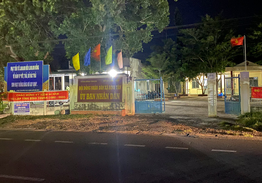 Công an xã Bình Tân, huyện Bắc Bình bên trong UBND xã, nơi V.A. được mời về làm việc. Ảnh: DT