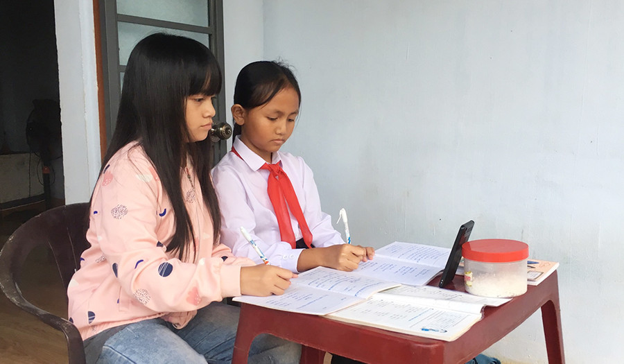  Học sinh Trường Tiểu học Lê Lai (TP. Pleiku) học bài bằng điện thoại do Phòng GD-ĐT kêu gọi tài trợ qua Chương trình “Sóng và máy tính cho em”. Ảnh: H.S