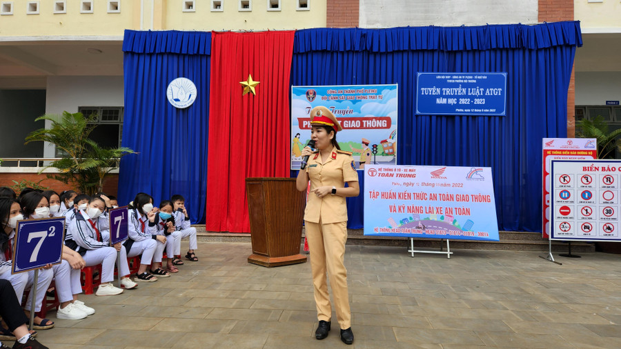 Cán bộ Công an TP. Pleiku tuyên truyền Luật Giao thông đường bộ tới các em học sinh Trường THCS Nguyễn Huệ (phường Hội Thương, TP. Pleiku). Ảnh: Bá Bính Thiếu tá Nguyễn Thị Hồng Khánh-Phó đội Trưởng Đội CSGT-TT Công an TP. Pleiku tuyên truyền Luật giao thông đường bộ tới các em học sinh trường THCS Nguyễn Huệ (phường Hội Thương, TP. Pleiku). Ảnh: Bá Bính