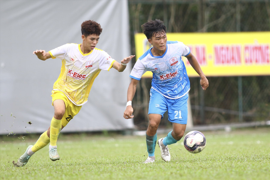 U17 Sông Lam Nghệ An (áo vàng) dừng bước ở tứ kết khi thua U17 PVF. Ảnh: VFF