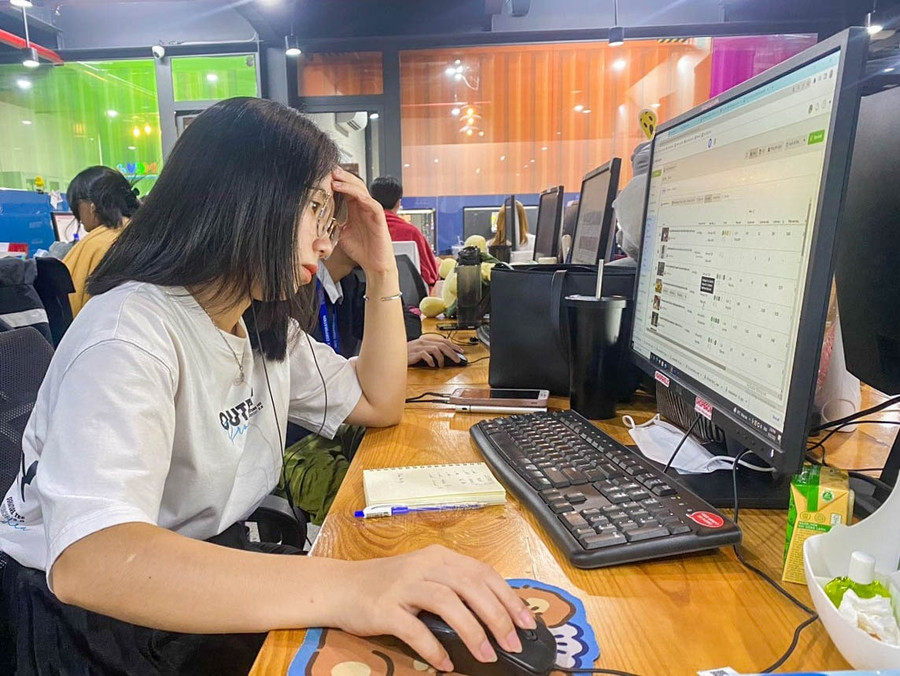 Trần Thị Diệu Linh áp lực trước các khoản phí phát sinh từ khi đi làm. Ảnh: NVCC Trần Thị Diệu Linh áp lực trước các khoản phí phát sinh từ khi đi làm. Ảnh: NVCC