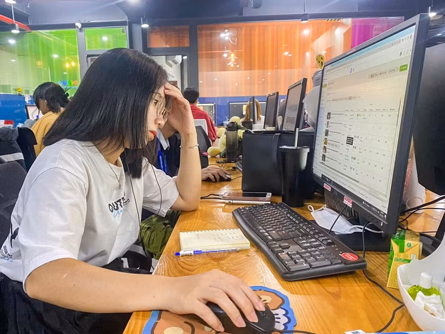 Trần Thị Diệu Linh áp lực trước các khoản phí phát sinh từ khi đi làm. Ảnh: NVCC