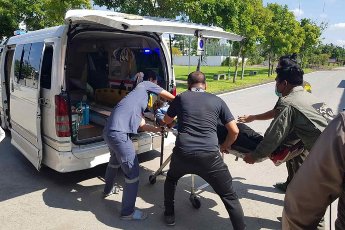 Một người bị thương được chuyển tới bệnh viện. Ảnh: The Bangkok Post