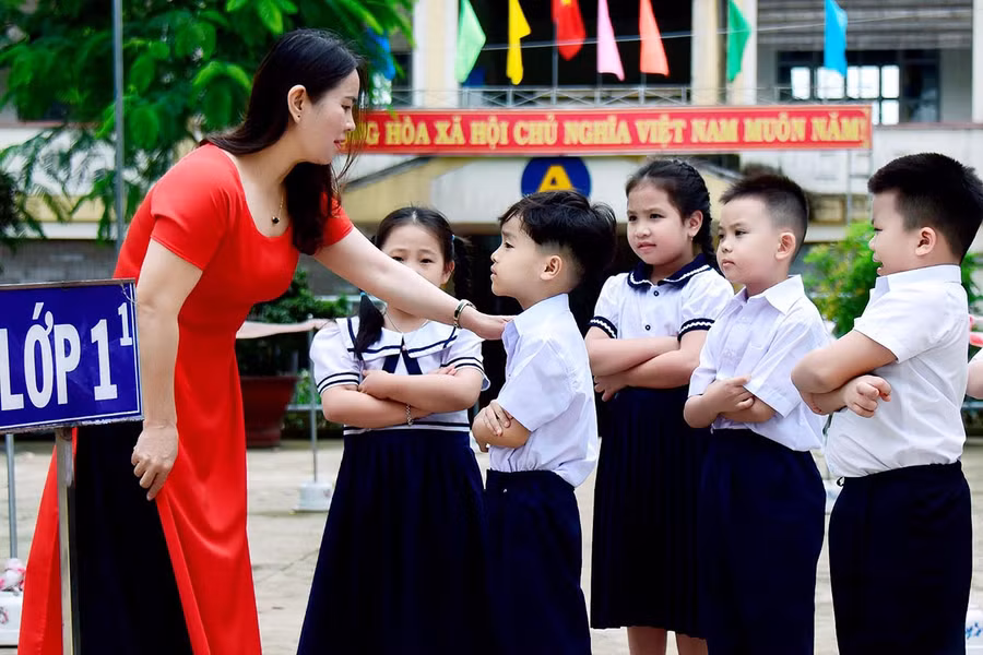 Cô và trò Trường Tiểu học Võ Thị Sáu (TP. Pleiku) trong ngày đầu đến lớp. Ảnh: Đức Thụy
