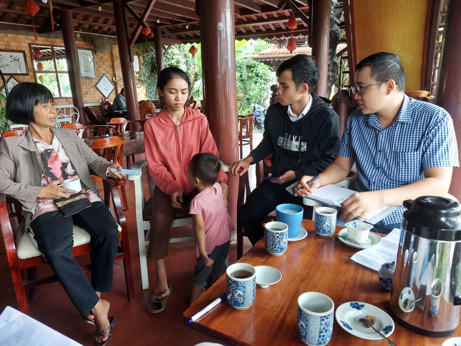 Gia đình anh Rcơm Jack trao đổi với phóng viên. Ảnh: N.D