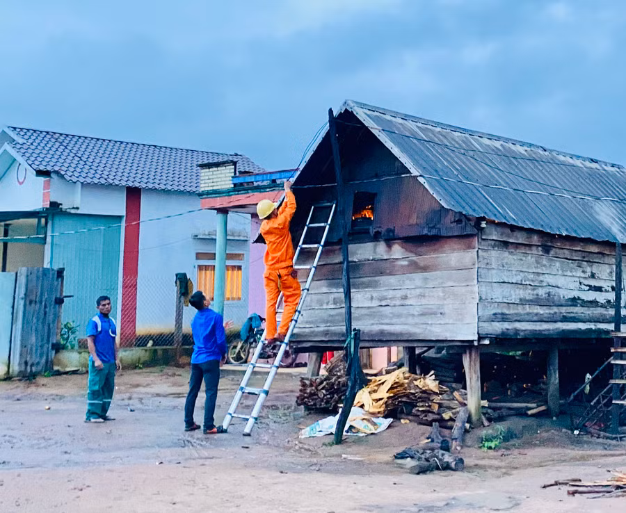 Cùng với hoạt động tuyên truyền cách sử dụng điện an toàn, công nhân ngành điện thường hỗ trợ bà con sửa chữa đường dây sau công tơ. Ảnh: Kim Linh