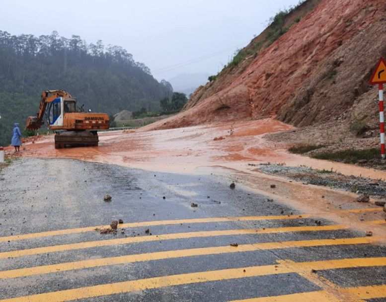 Một điểm sạt lở tại Km 161+420 trên tuyến QL40, đoạn qua xã Tu Mơ Rông (huyện Tu Mơ Rông). Ảnh: CTV