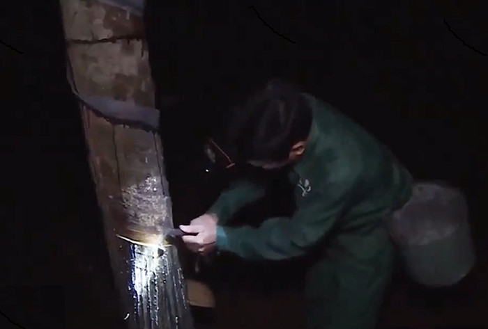 Ngoài dao cạo, xô đựng thì đèn pin là thiết bị luôn “đồng hành” cùng người thợ.