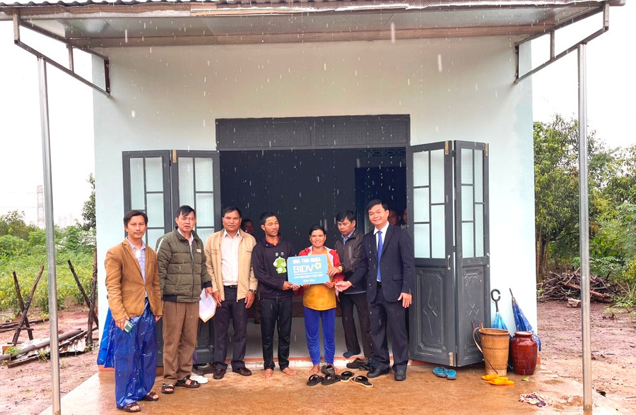 Phòng Lao động-Thương binh và Xã hội bàn giao nhà ở cho gia đình bà Rơ Châm Khuya, làng Tơ Vơn, xã Ia Khươl. Ảnh. Đinh Yến