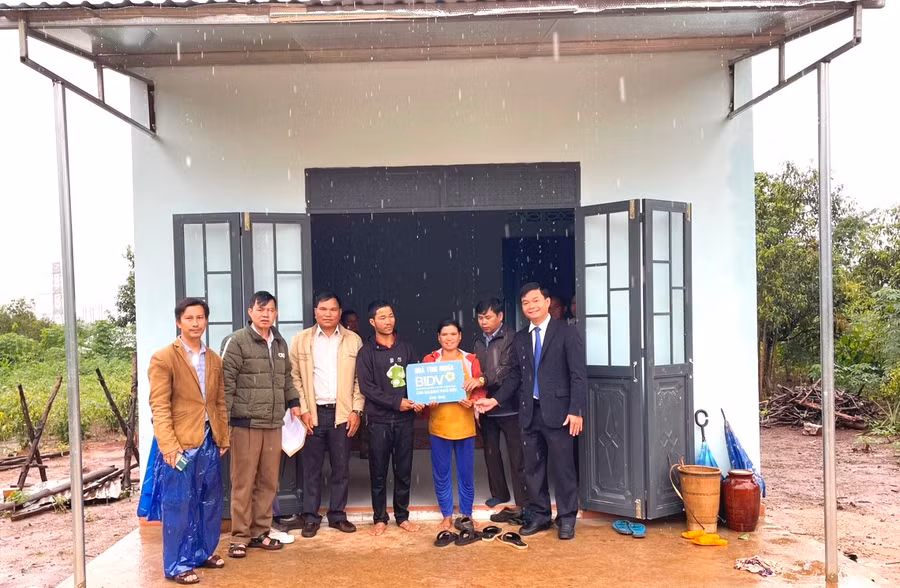 Phòng Lao động-Thương binh và Xã hội bàn giao nhà ở cho gia đình bà Rơ Châm Khuya, làng Tơ Vơn, xã Ia Khươl. Ảnh. Đinh Yến